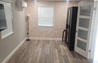 1 bed, 1 bath, 700 sqft, $1,300
