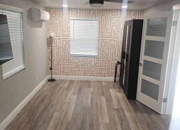 1 bed, 1 bath, 700 sqft, $1,300