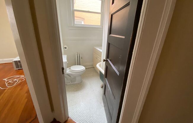 2 beds, 1 bath, 1,000 sqft, $1,750, Unit 3027 N. Calvert St. E6