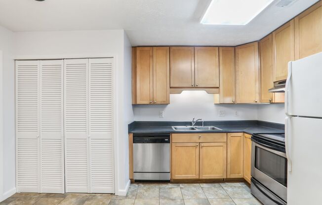 2 beds, 1 bath, $1,575, Unit Unit A