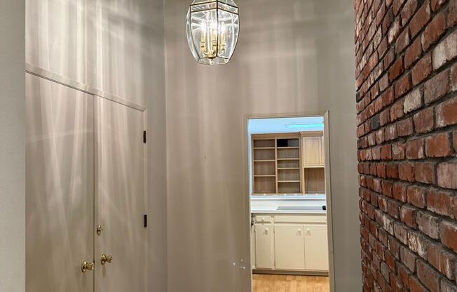 Beautiful Ranch-style Home In Raleigh Hills/ Royal Woodlands Neighborhood - Vaulted Ceilings, Exposed Brick. Must See!