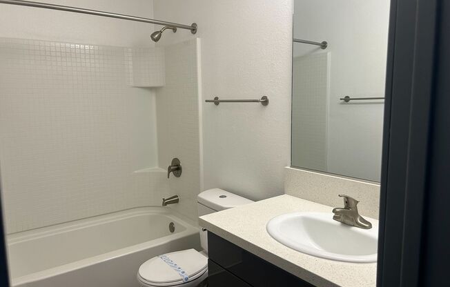 2 beds, 1 bath, 950 sqft, $2,910, Unit D078