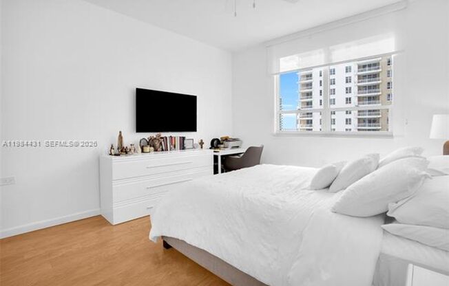 1 bed, 2 baths, 878 sqft, $3,500, Unit 801 Brickell Key Blvd # 907