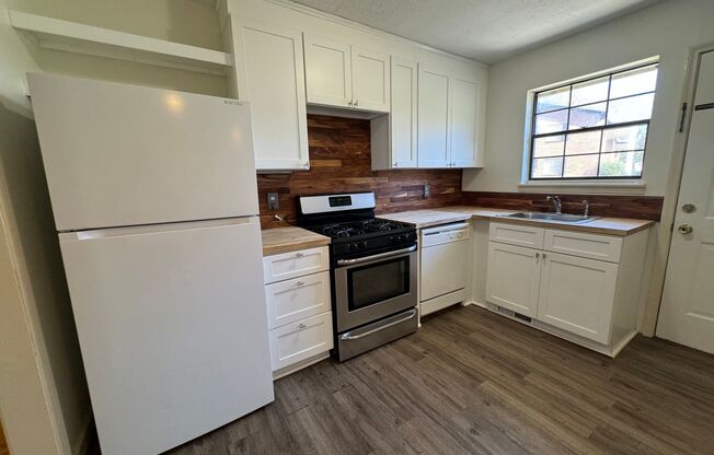 2 beds, 1.5 baths, $1,195, Unit Apt. A