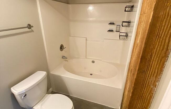 3 beds, 2 baths, 1,300 sqft, $1,595, Unit 601