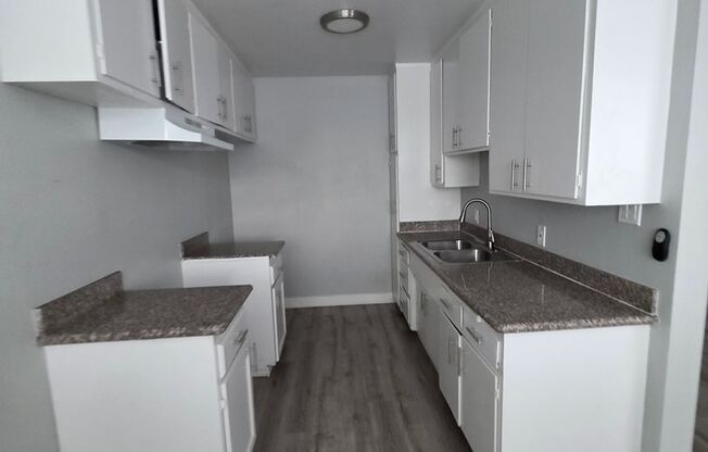 Newly Remodeled 2 Bedroom / 1 Bath Apt Located In Inglewood (UPSTAIRS UNIT!) 1/2 off the 1st month