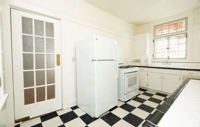 2 beds, 1 bath, 1,008 sqft, $2,400, Unit 21