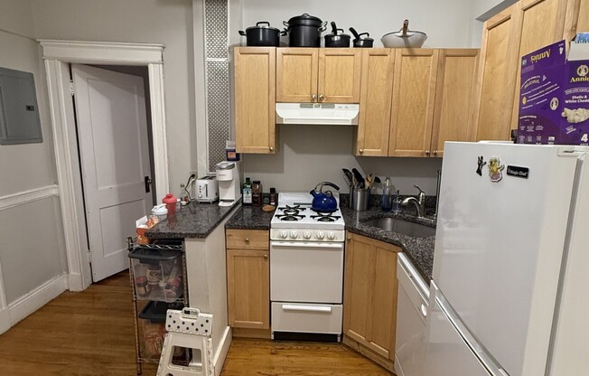 2 beds, 1 bath, $3,000, Unit 10