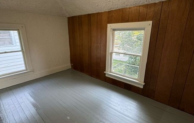 3 beds, 1 bath, $990