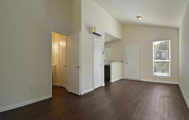 Studio, 1 bath, 420 sqft, $875, Unit 210