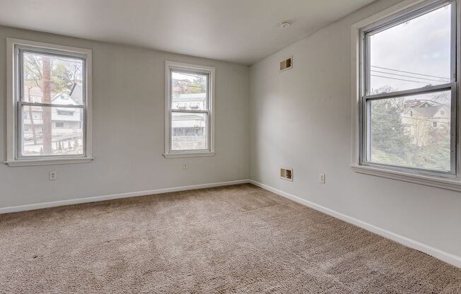 4 beds, 1.5 baths, $1,599, Unit Top