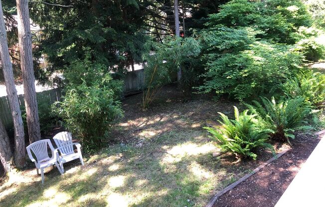 Winslow .... walk to schools, downtown and the ferry from this large open one story home