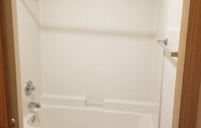 2 beds, 1 bath, 750 sqft, $1,375, Unit Bluff-7