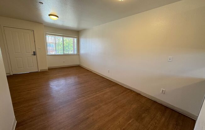 500 S. Oakley Unit H - 2 Bedroom Apartment with 1 Month Free Rent for Move In Before 7/31