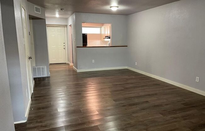 2 beds, 1 bath, 875 sqft, $975, Unit 9