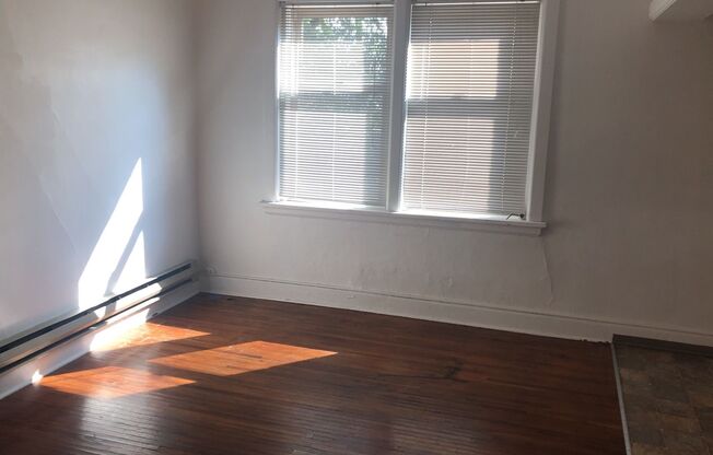 2 beds, 1 bath, $810, Unit G-2