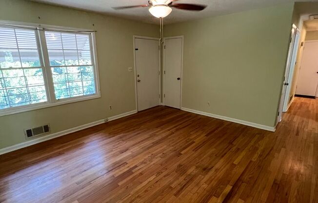 Cute 3 bedroom Brick Ranch Near Downtown and Campus!