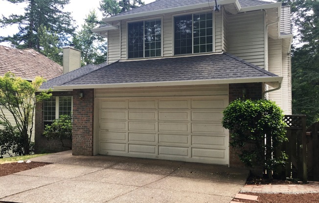 Spacious SW Portland Home With Brand New Carpet & Paint In A Desirable Neighborhood