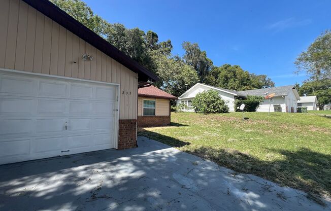 Charming 2-Bedroom, 2-Bathroom Home in a Tranquil Leesburg Community with Open Garage and Versatile Living Spaces! WASHER AND DRYER INCLUDED!