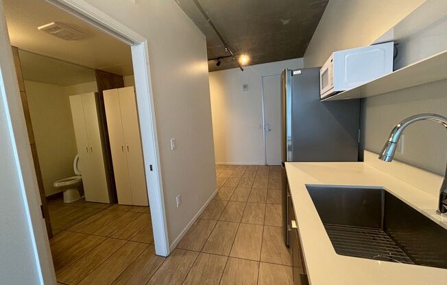 Studio, 1 bath, 382 sqft, $2,150, Unit 605