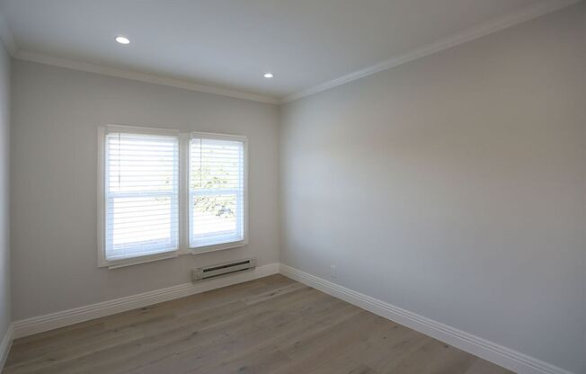 2 beds, 1 bath, $2,200, Unit # 17
