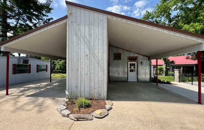 Cabin Style Home on Equestrian Farm *Private Pool*