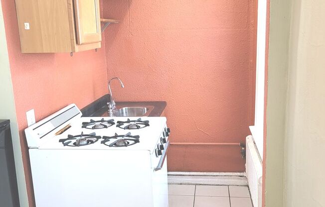 Studio, 1 bath, $700, Unit 11