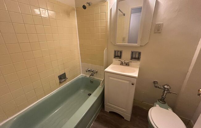 1 bed, 1 bath, $895, Unit 611