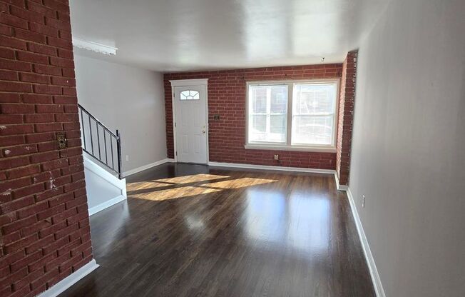 942 Elton Ave/ Charming 3 bedroom 1.5 bath townhouse