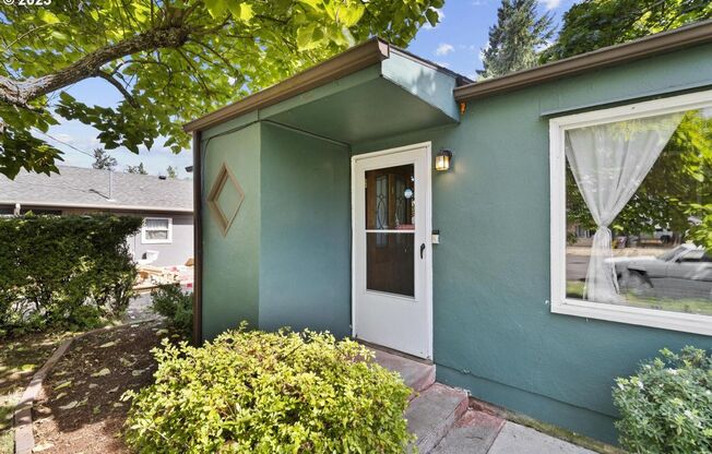 3Bd/1Ba Mid Century Home In Canby~ A/C, 2 Additional Storage, and Spacious Yard!!!