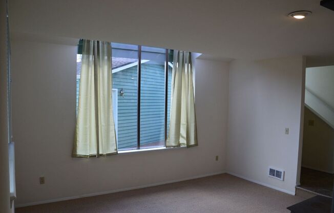 Beautiful and Bright Corner Lot Home in Everett!
