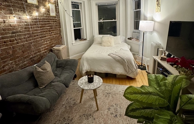 3 beds, 1 bath, 999 sqft, $4,200, Unit 25