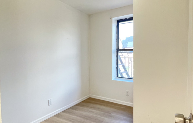 3 beds, 1 bath, $3,000, Unit 5