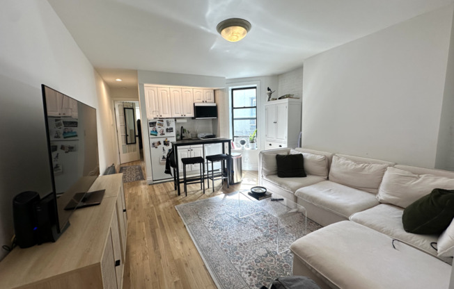 324 W 47 ST