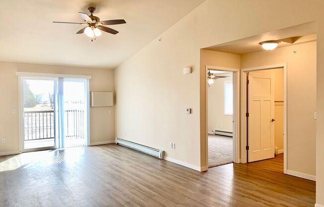 2 beds, 1 bath, 938 sqft, $1,305