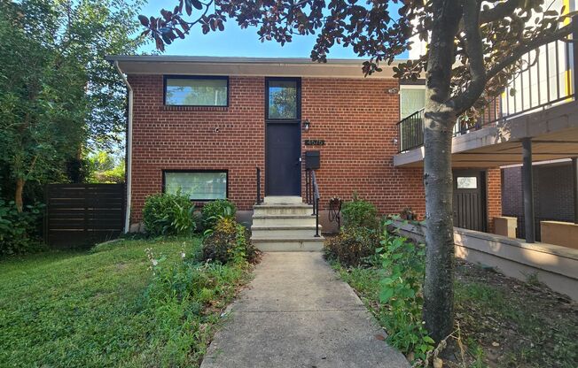 Spacious detached home walking distance to Metro