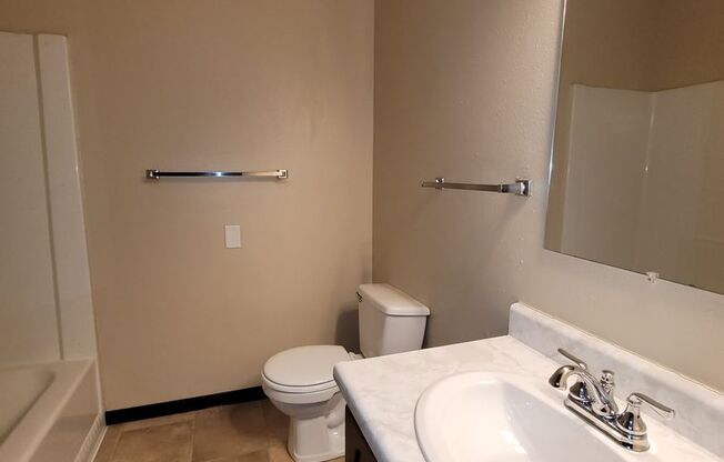 2 beds, 1 bath, $750, Unit 4