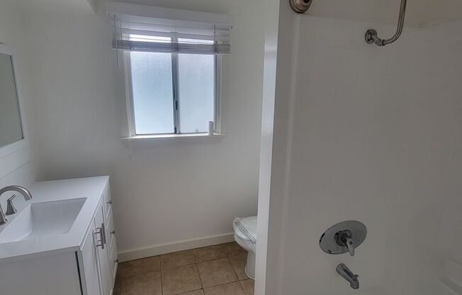 2 beds, 1 bath, $2,475, Unit 12-12325