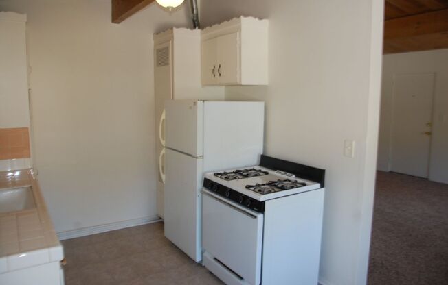 2 beds, 1 bath, 800 sqft, $2,750, Unit 07