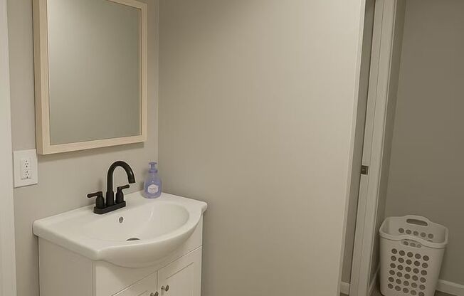 2 beds, 1 bath, 800 sqft, $1,795, Unit 001