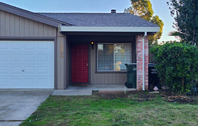 Great 2 bd / 1 bth Duplex w/ separate backyard