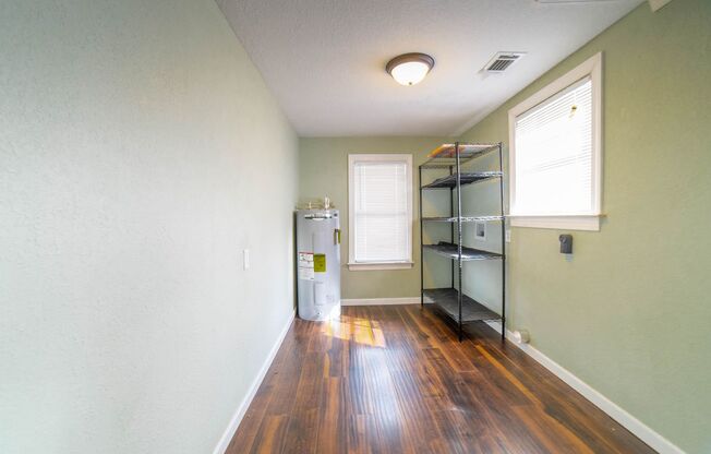 2 beds, 1 bath, $1,050