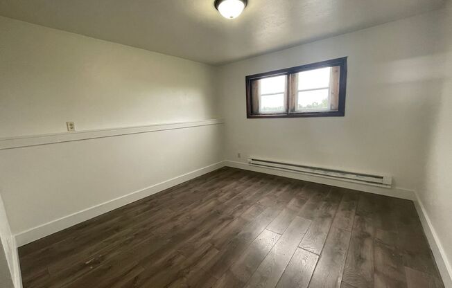 2 beds, 1 bath, 725 sqft, $475, Unit Unit 2