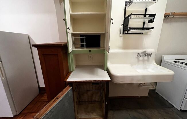 Studio, 1 bath, 400 sqft, $825, Unit 309