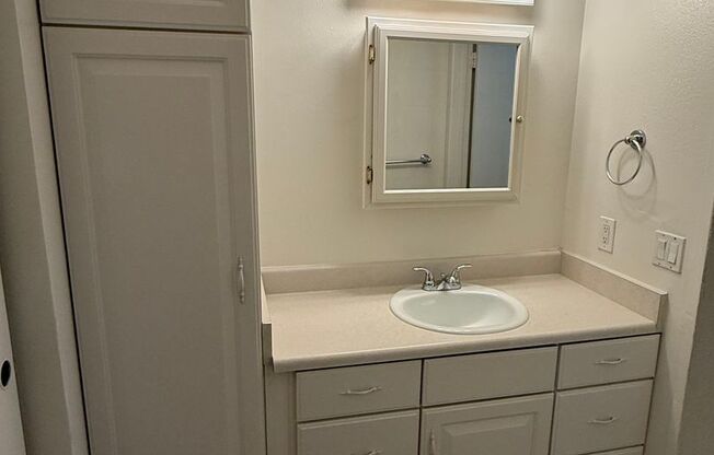 Studio, 1 bath, $995, Unit 08