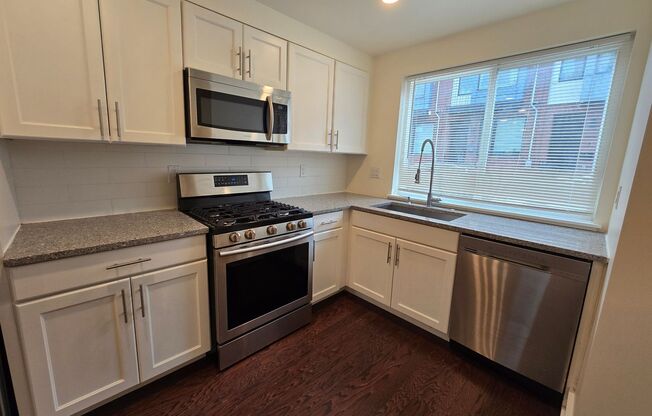 Modern Bright bi level 2 bed 2 bath apartment with private outdoor space