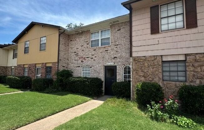 2 bed 1 1/2 bath condo off NW 23rd! Putnam City Schools