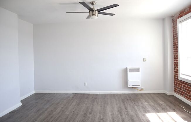 Studio, 1 bath, 400 sqft, $1,300, Unit 400