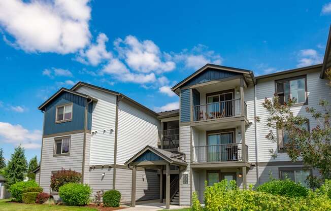 the view of an apartment building with a blue sky