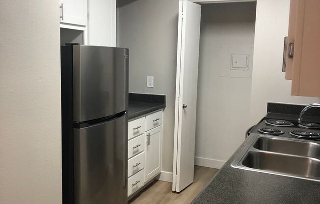 2 beds, 2 baths, 883 sqft, $1,210, Unit 215